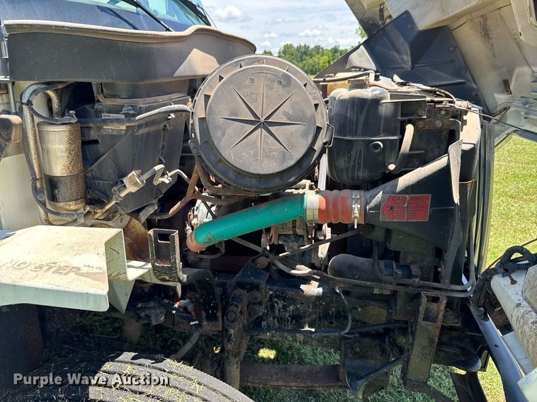 image for item DU9333 2004 International 7400 dump truck