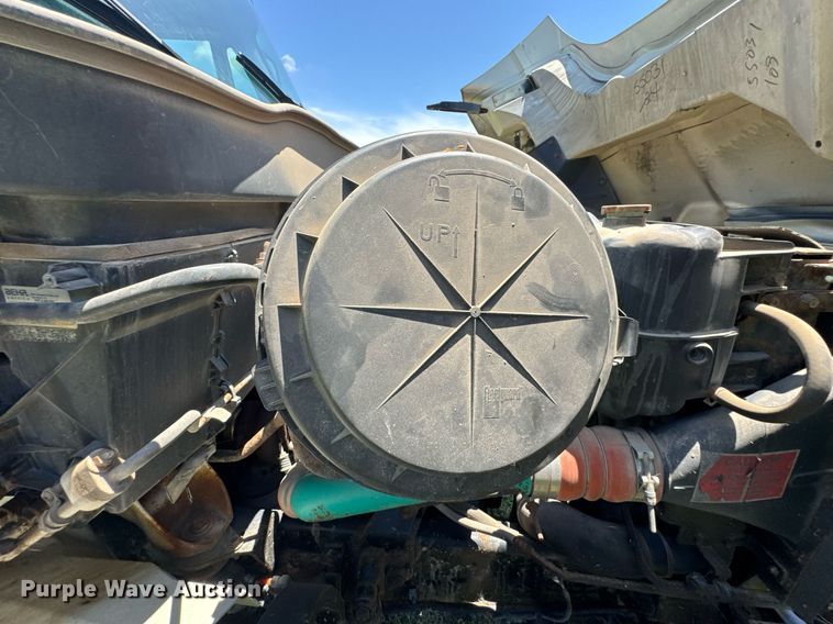 image for item DU9333 2004 International 7400 dump truck