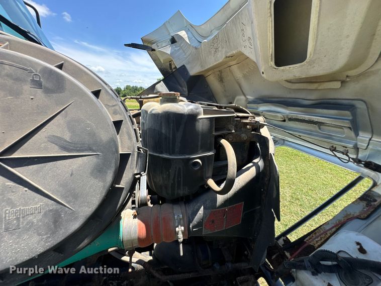 image for item DU9333 2004 International 7400 dump truck