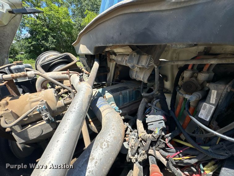 image for item DU9333 2004 International 7400 dump truck