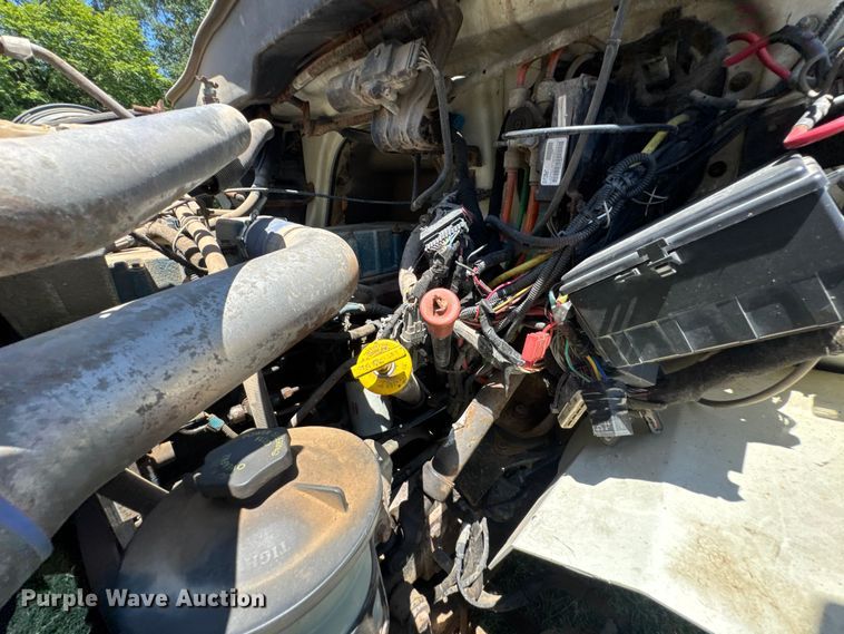 image for item DU9333 2004 International 7400 dump truck