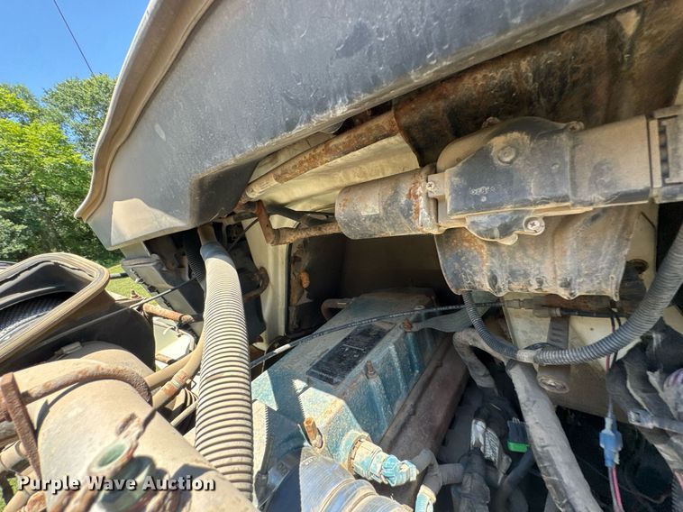 image for item DU9333 2004 International 7400 dump truck