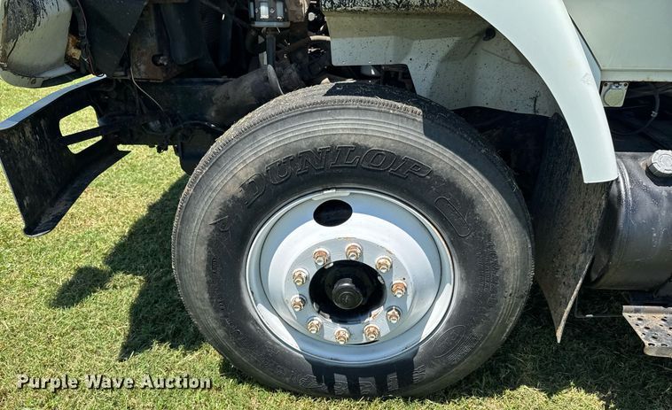 image for item DU9333 2004 International 7400 dump truck