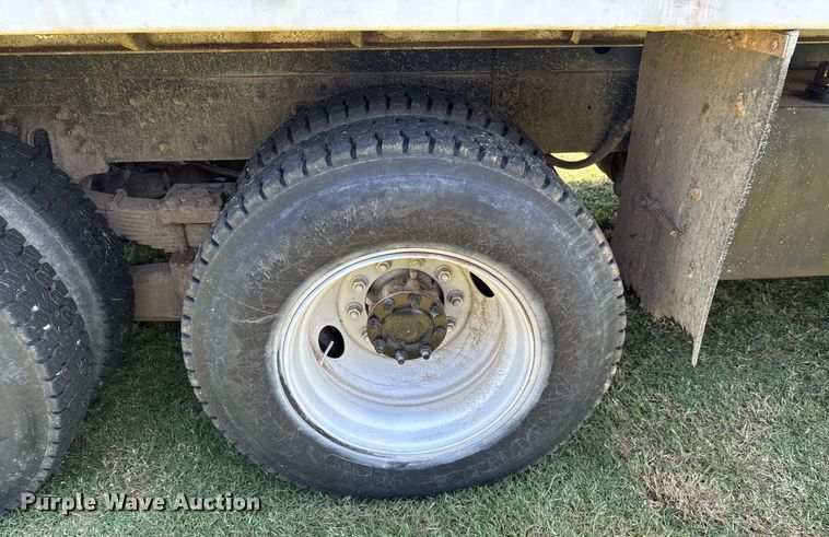 image for item DU9333 2004 International 7400 dump truck