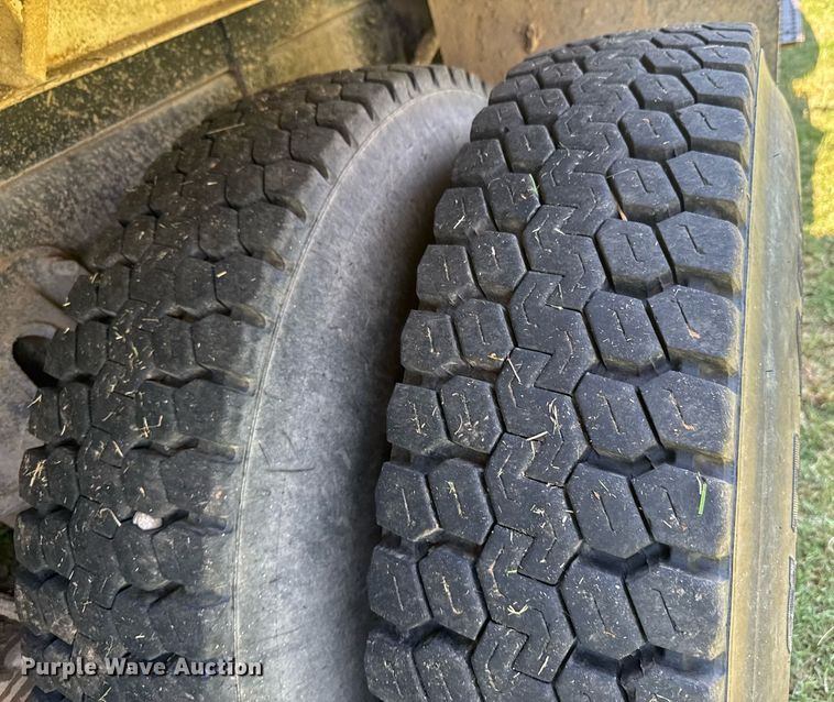 image for item DU9333 2004 International 7400 dump truck