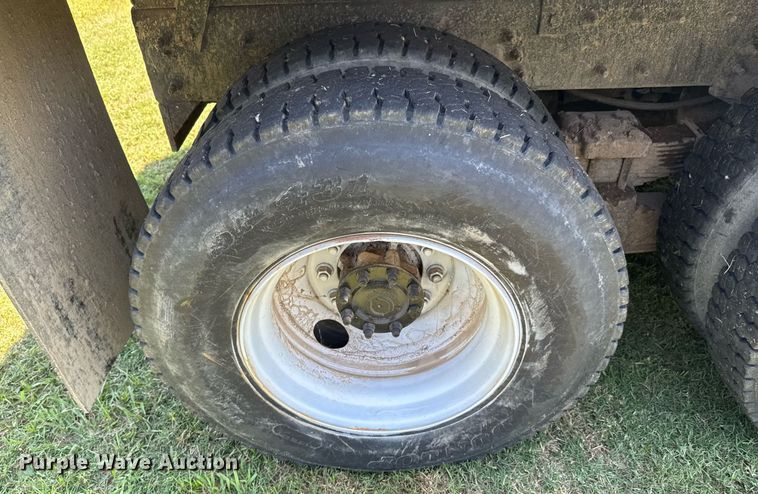 image for item DU9333 2004 International 7400 dump truck