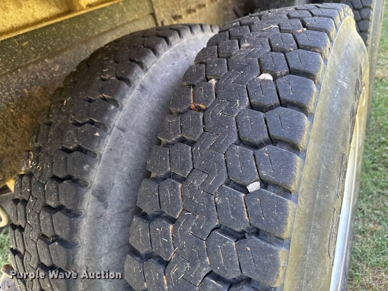 image for item DU9333 2004 International 7400 dump truck