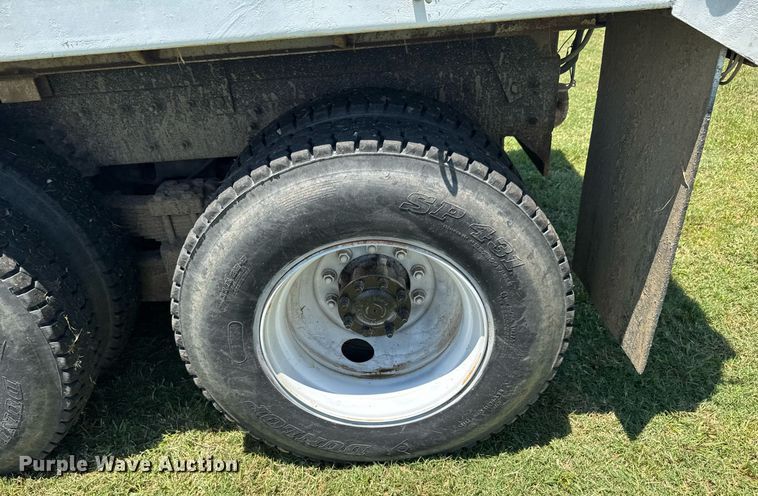 image for item DU9333 2004 International 7400 dump truck