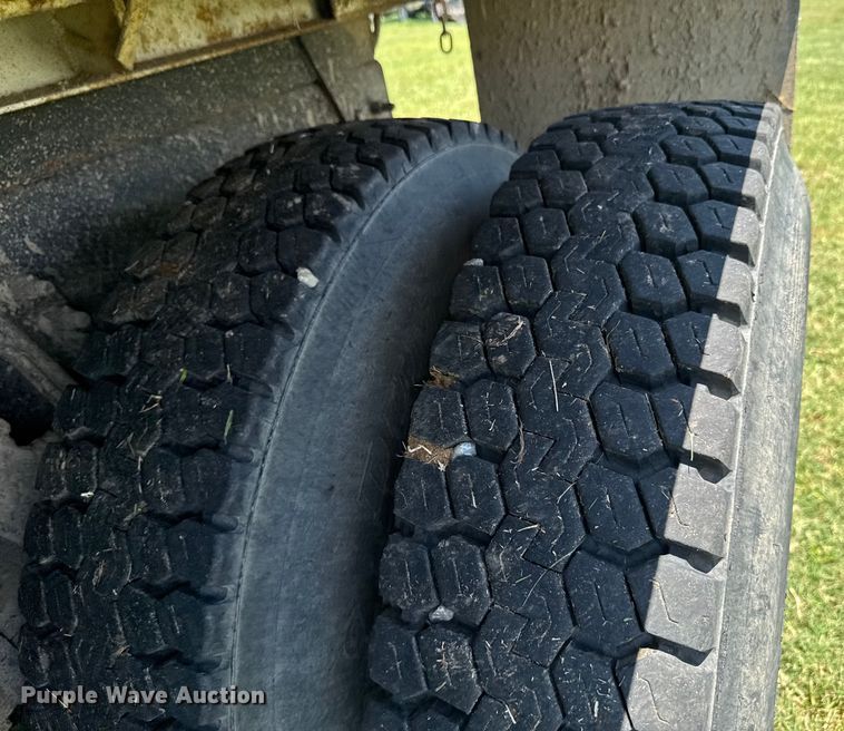 image for item DU9333 2004 International 7400 dump truck