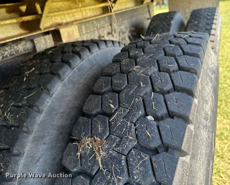 image for item DU9333 2004 International 7400 dump truck