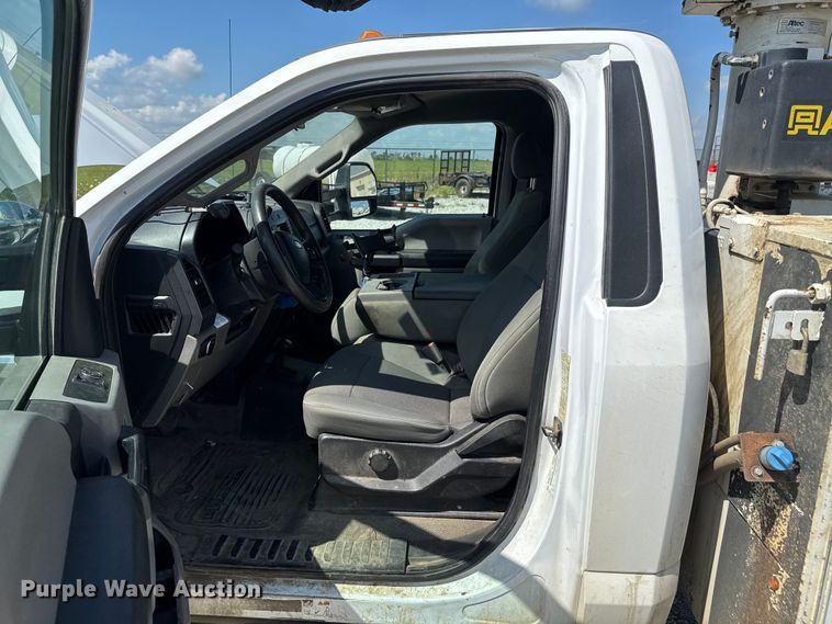 image for item DU9335 2019 Ford F550 bucket truck