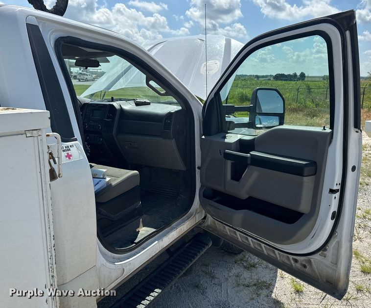 image for item DU9335 2019 Ford F550 bucket truck