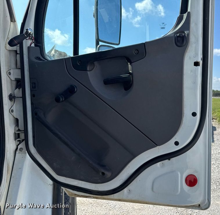 image for item DU9336 2014 Freightliner Business Class M2 bucket truck