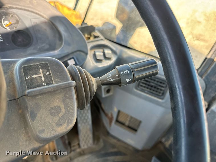 image for item DV1766 2004 Komatsu WA250-5 wheel loader