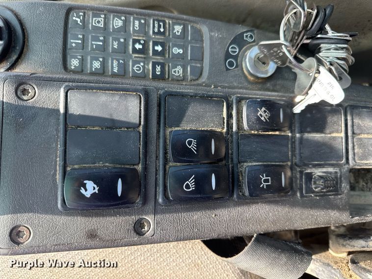 image for item DW3374 2008 Volvo EC210C L excavator