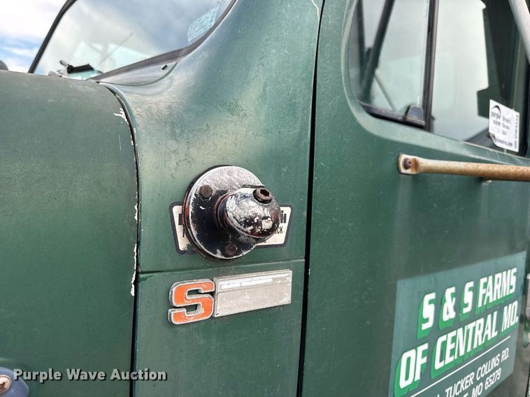 image for item DW3388 1979 International 1824 dump truck