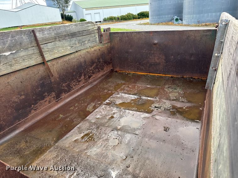 image for item DW3388 1979 International 1824 dump truck