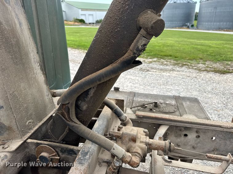 image for item DW3388 1979 International 1824 dump truck