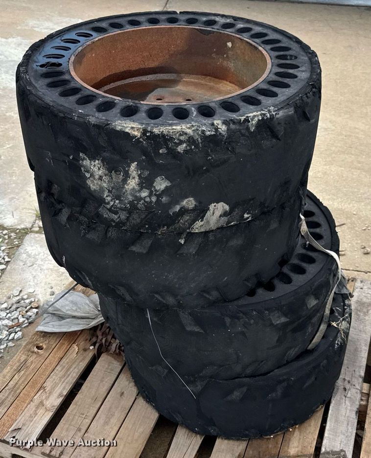 image for item DW3389 2011 Case SR200 skid steer loader