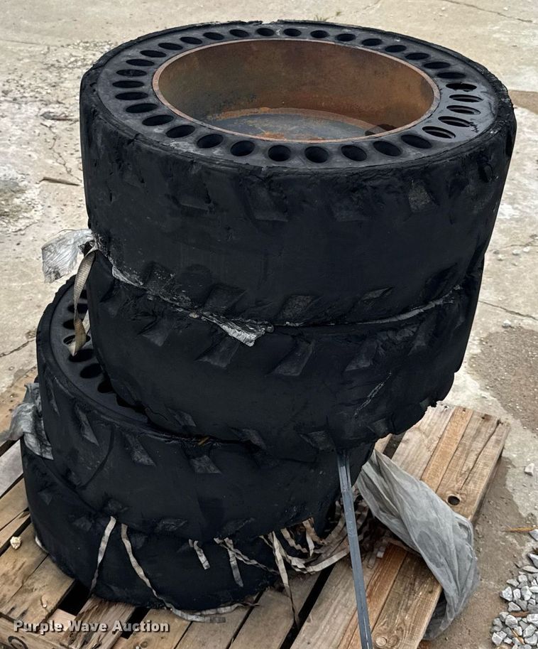 image for item DW3389 2011 Case SR200 skid steer loader