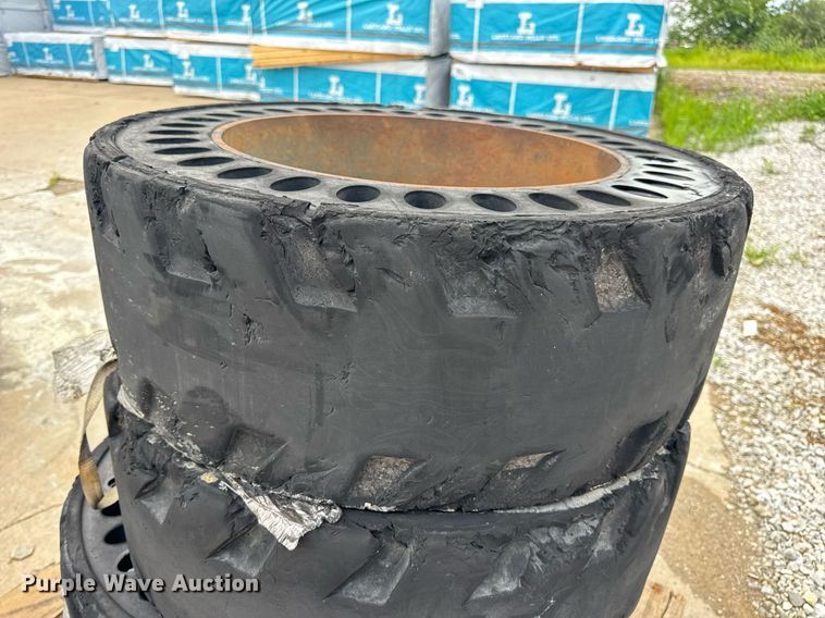 image for item DW3389 2011 Case SR200 skid steer loader