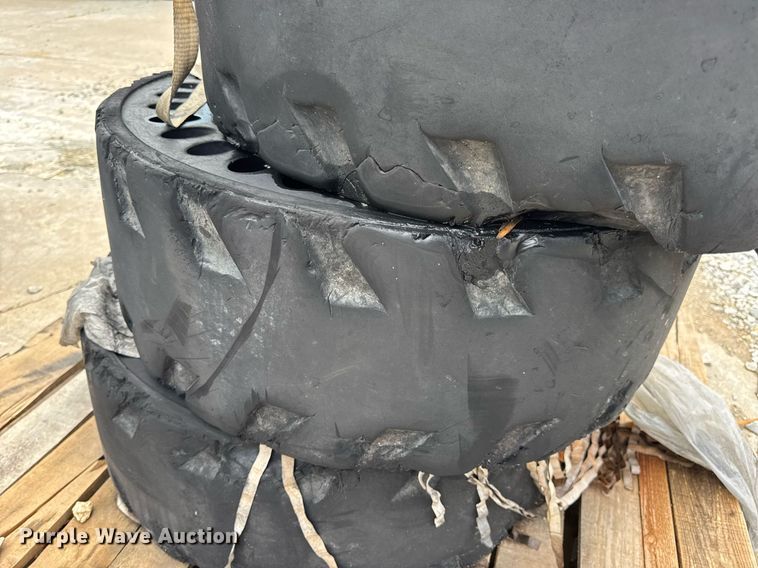 image for item DW3389 2011 Case SR200 skid steer loader