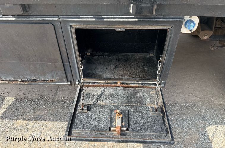 image for item DW5131 2013 Ford F550 flatbed truck