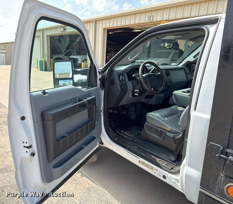 image for item DW5131 2013 Ford F550 flatbed truck