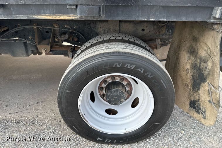 image for item DW5131 2013 Ford F550 flatbed truck