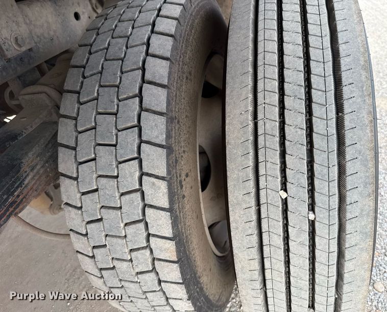 image for item DW5131 2013 Ford F550 flatbed truck