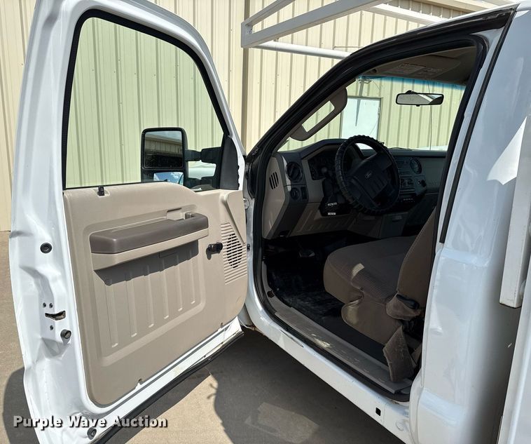 image for item DW5132 2008 Ford F250 Super Duty utility bed pickup truck