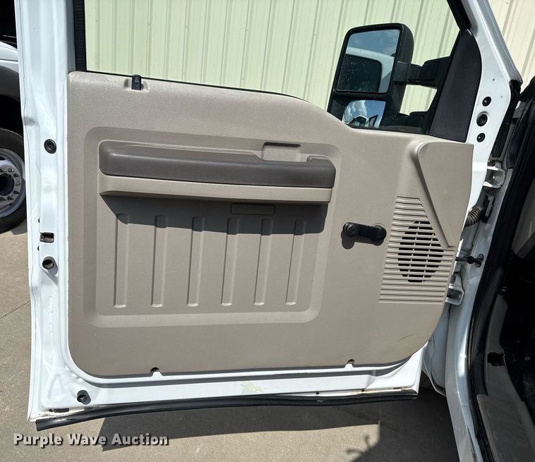 image for item DW5132 2008 Ford F250 Super Duty utility bed pickup truck