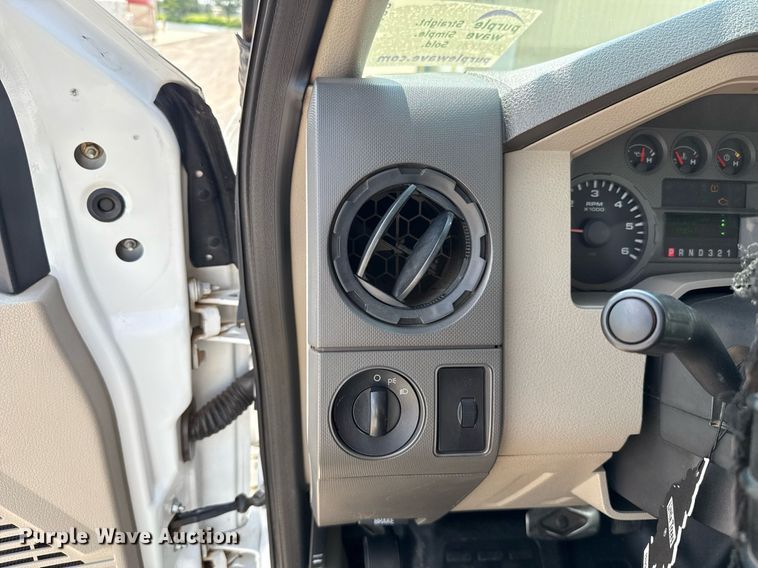 image for item DW5132 2008 Ford F250 Super Duty utility bed pickup truck