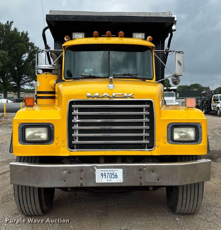 image for item DW7188 1995 Mack RD dump truck