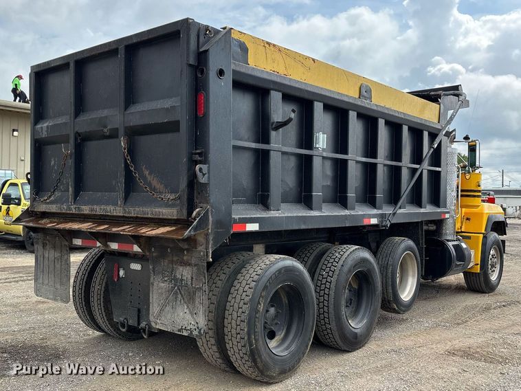 image for item DW7188 1995 Mack RD dump truck