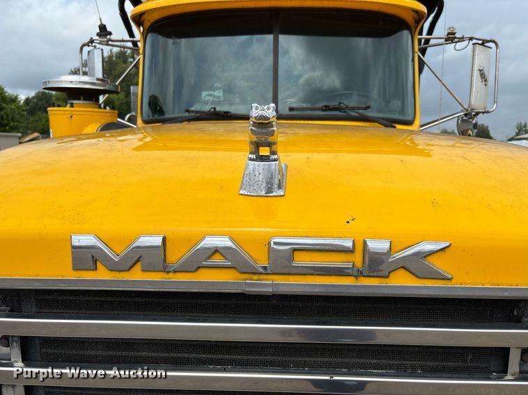 image for item DW7188 1995 Mack RD dump truck