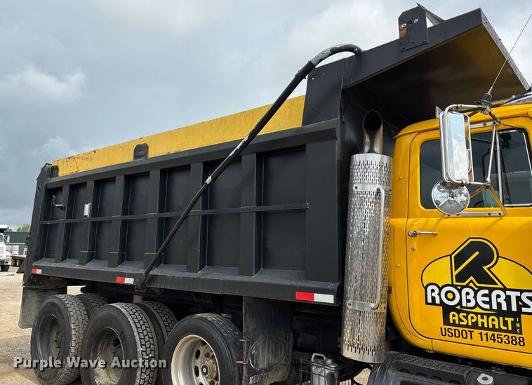 image for item DW7188 1995 Mack RD dump truck