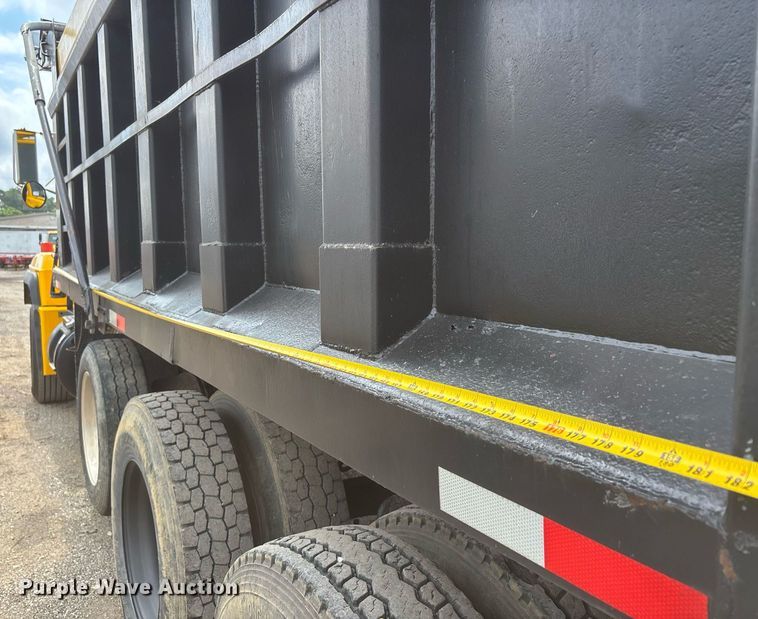 image for item DW7188 1995 Mack RD dump truck