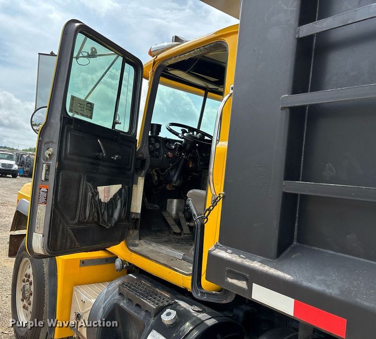 image for item DW7188 1995 Mack RD dump truck