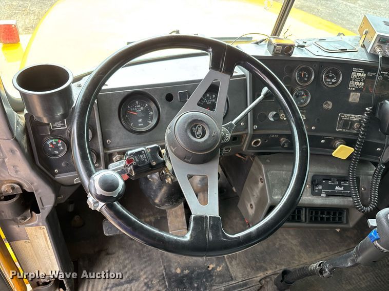 image for item DW7188 1995 Mack RD dump truck