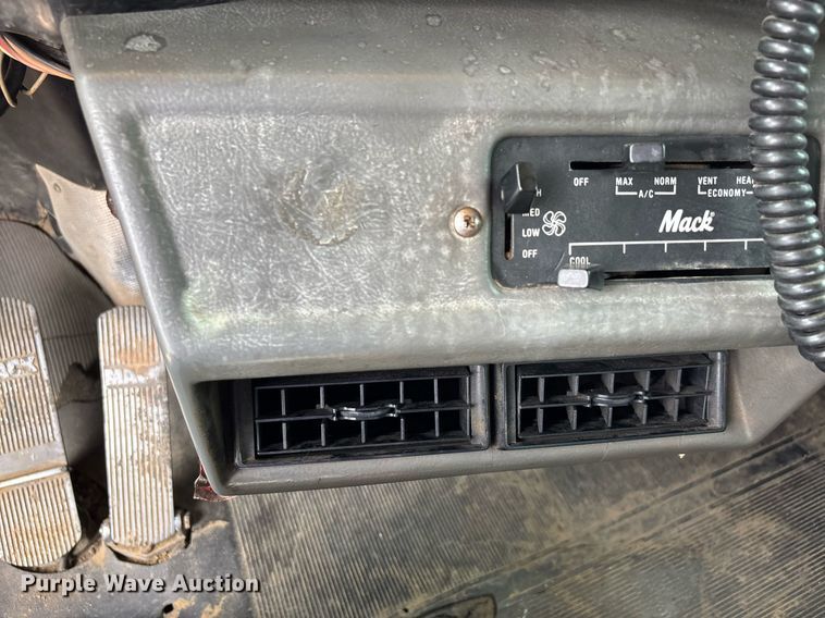 image for item DW7188 1995 Mack RD dump truck