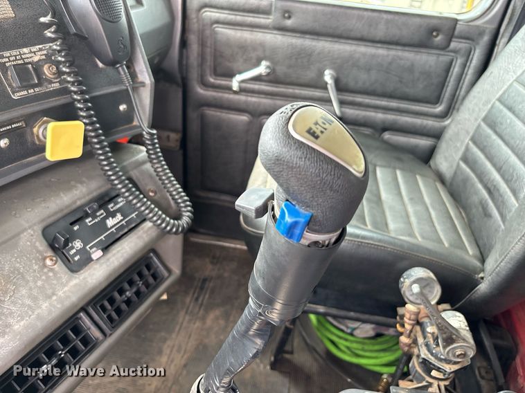 image for item DW7188 1995 Mack RD dump truck