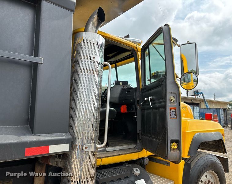 image for item DW7188 1995 Mack RD dump truck