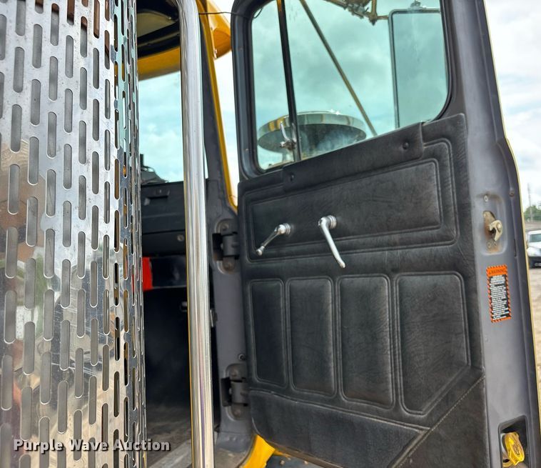 image for item DW7188 1995 Mack RD dump truck