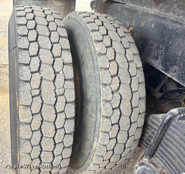 image for item DW7188 1995 Mack RD dump truck