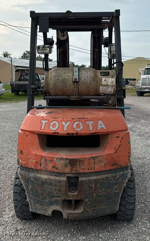 image for item DW7217 2002 Toyota 7FGU30 forklift