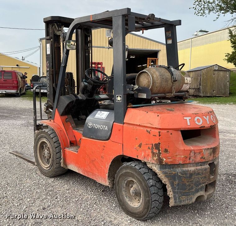 image for item DW7217 2002 Toyota 7FGU30 forklift