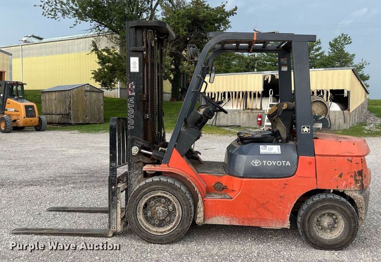 image for item DW7217 2002 Toyota 7FGU30 forklift