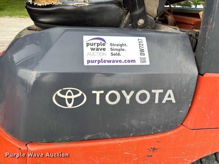 image for item DW7217 2002 Toyota 7FGU30 forklift