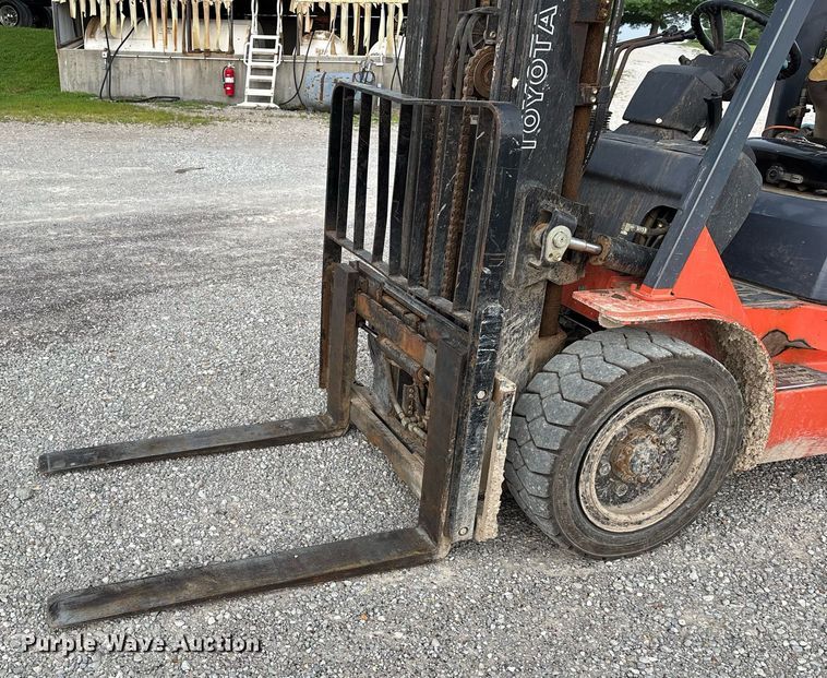 image for item DW7217 2002 Toyota 7FGU30 forklift